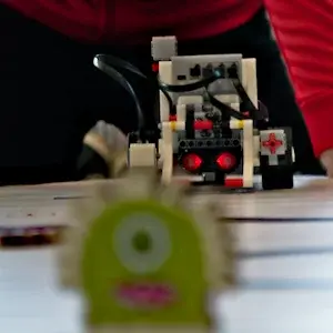 De mindstorms robot kan dankzij verschillende sensoren autonoom opdrachten uitvoeren