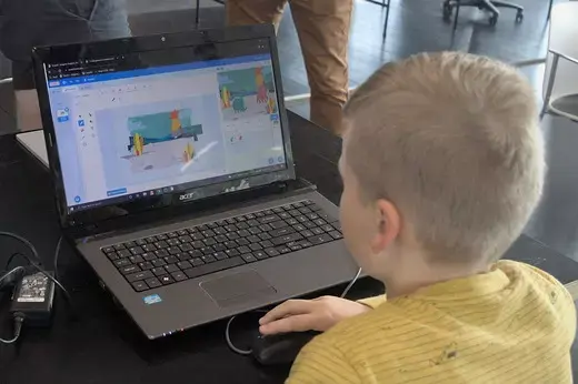 Een van onze kids maakt zijn eigen spel in Scratch